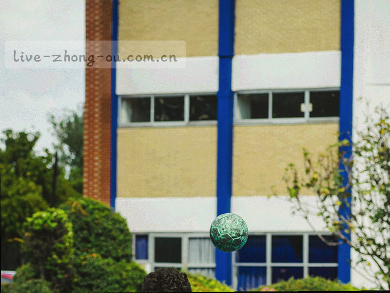足球比赛中的射门动态模糊画面